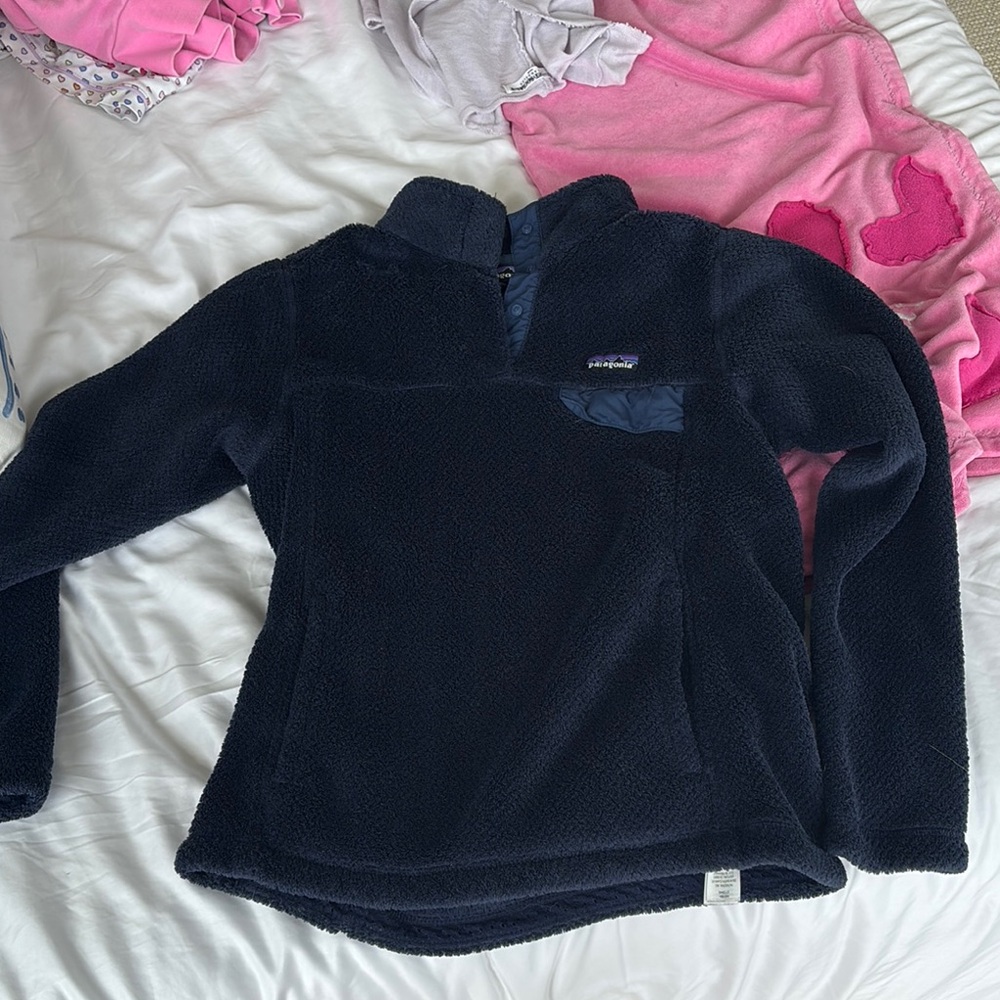 Super cozy navy Patagonia pull over fleece